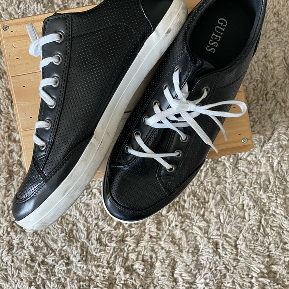 Guess Mens shoes size 11 black - Picture 6 of 7